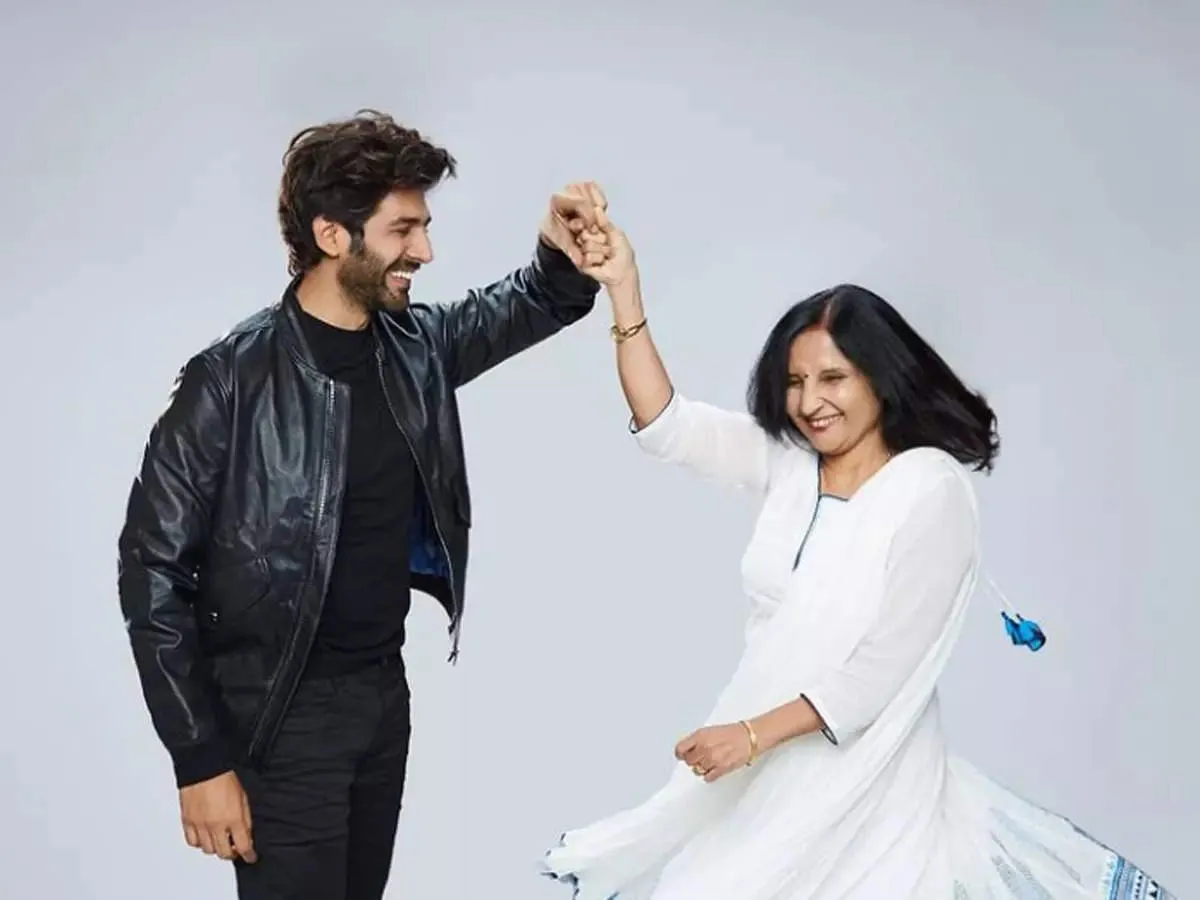 Kartik aaryan with mother